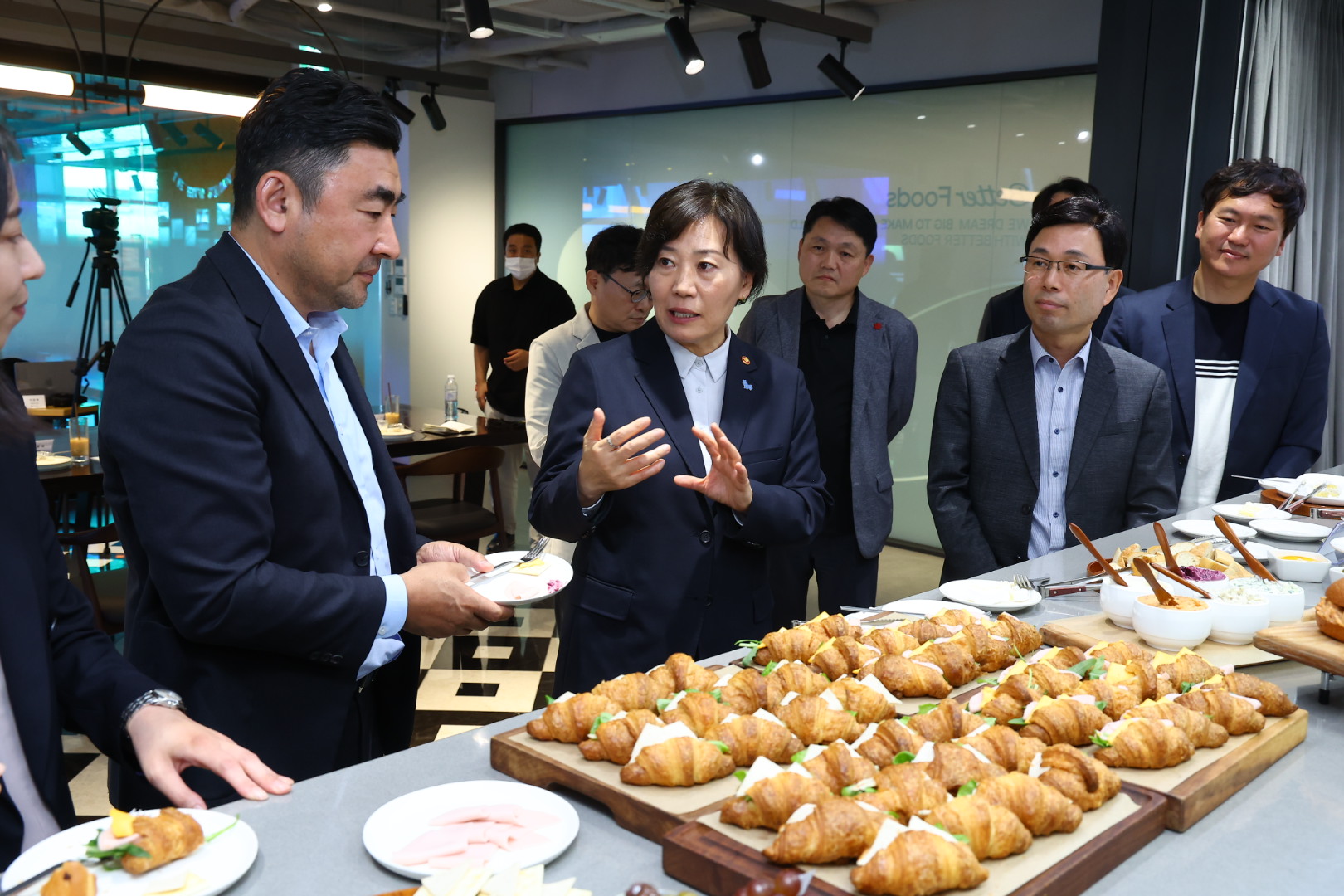 송미령 장관, 신세계푸드 연구소 방문
