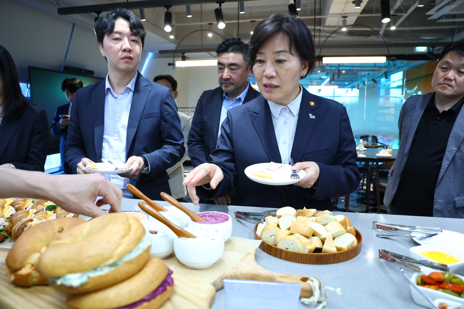 송미령 장관, 신세계푸드 연구소 방문