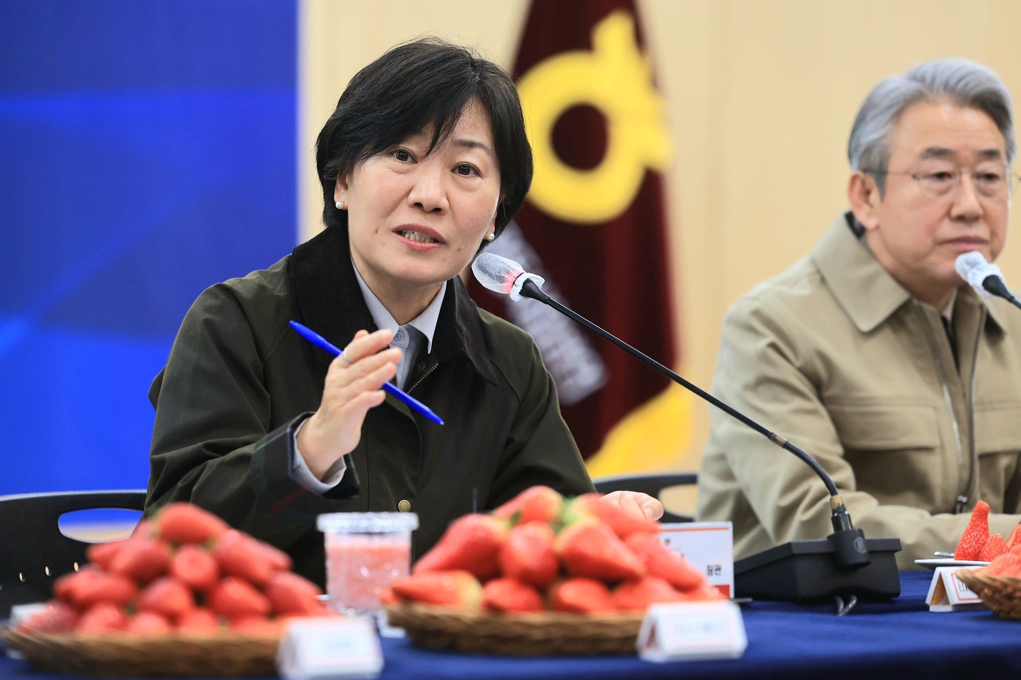 송미령 장관, 딸기 스마트팜 농가 방문