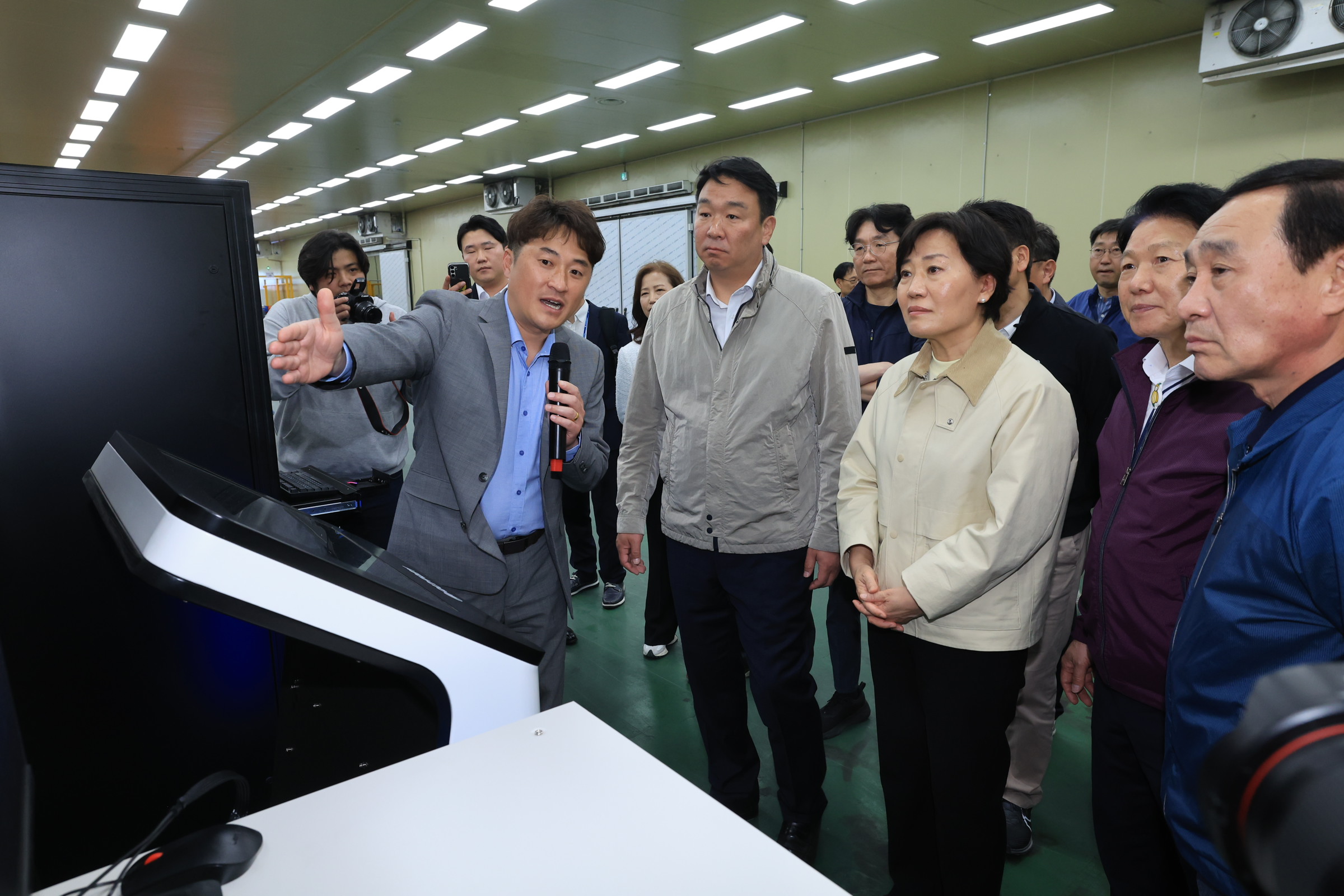 송미령 장관, 경상북도 성주군 참외 농장과 월항농협 농산물산지유통센터(APC) 방문