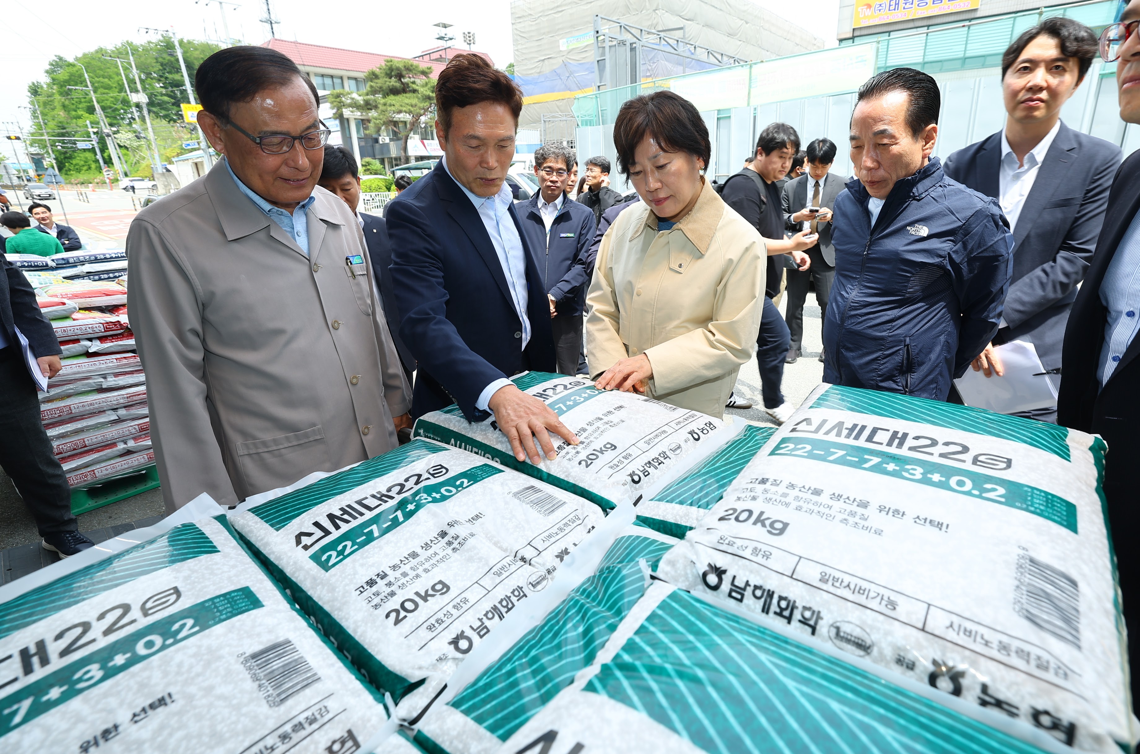 송미령 장관, 남세종농협 비료 판매현장 방문, 비료 가격 및 수급상황 점검