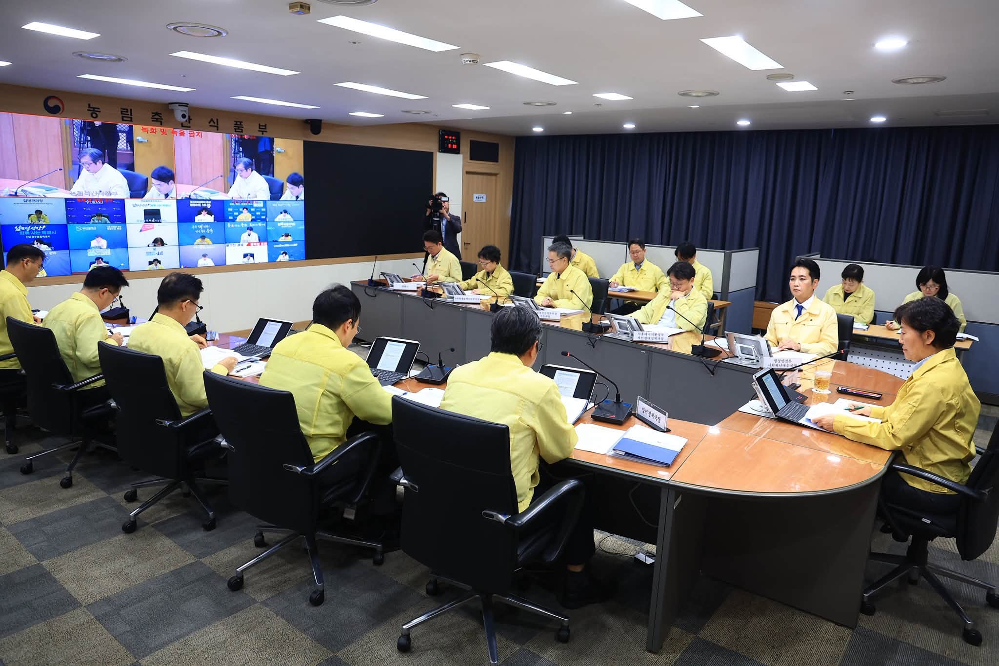 송미령 장관, 겨울철 가축전염병 예방을 위한 특별방역대책점검회의