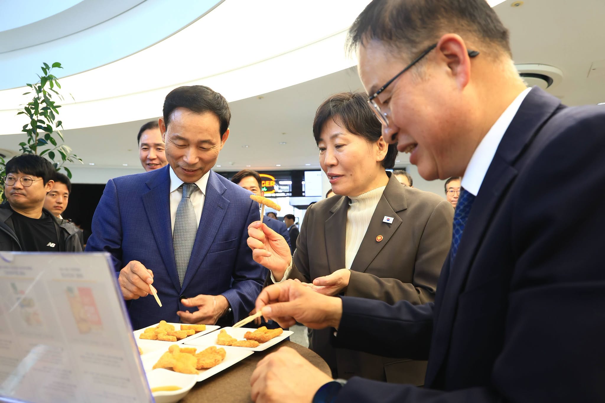 송미령 장관, 베트남 닭고기 첫 수출 선적식