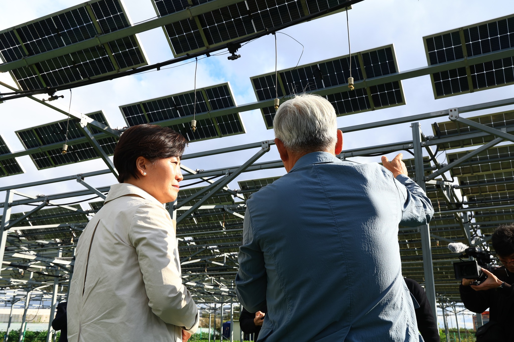 송미령 장관, 청주 오창읍 '영농형 태양광 실증단지' 방문