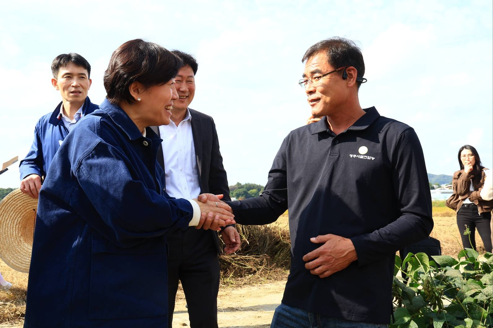 송미령 장관, 벼 수확 현장 및 쌀 가공시설 점검