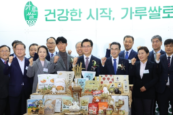  정황근 농림축산식품부 장관은 11월 22일(수), 농협 하나로마트 양재점에서 진행 중인 가루쌀 제품 판매기획전에 방문하여 식품업계와 유통업계 관계자를 격려하고, 가루쌀 제품 유통 현황을 점검한다.