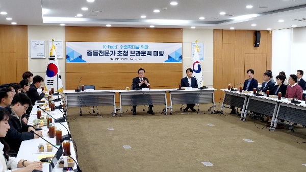  정황근 농림축산식품부 장관은 12월 7일(목), 케이-푸드 플러스(K-Food+) 중동 진출 확대를 위해 중동 전문가로 잘 알려진 서강대 유로메나 연구소 박현도 교수를 초청한 브라운백 미팅에 참석하였습니다.