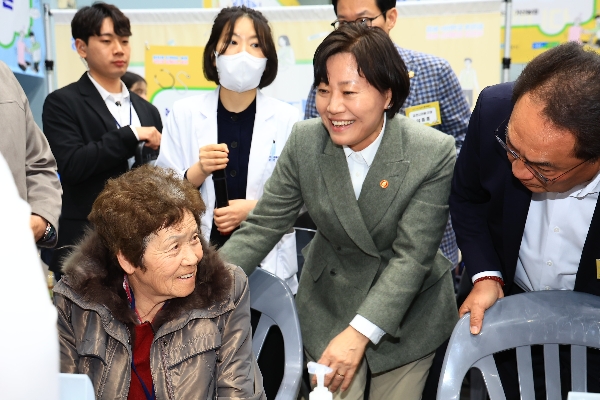송미령 장관, 농촌 왕진버스 진료 현장 방문