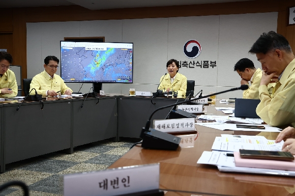 송미령 농림축산식품부 장관은 7월 16일부터 중부지방과 남부지방의 집중호우로 충청권, 전남권 등에 농작물 침수 등 피해가 발생하고, 지속되는 비로 인한 추가 피해가 예상됨에 따라 7월 18일 농업분야 호우 대처상황 긴급 점검회의를 개최하였습니다.