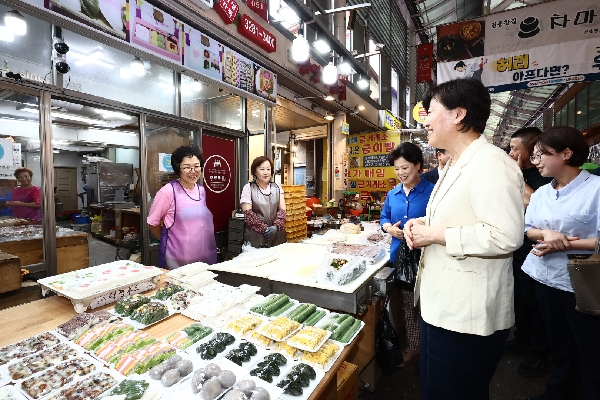 송미령 농림축산식품부 장관은 7월 30일(수) 하나로마트 서울 서남부농협 본점과 남구로시장을 찾아 농축산물 수급 및 가격 동향을 점검하고, ‘농축산물 할인지원 사업’ 현장을 점검하였다.