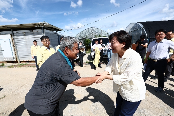 송미령 농림축산식품부 장관은 8월 29일 오후, 충남 부여군 규암면 일대 7월 집중호우 피해지역을 다시 찾아 피해 복구 상황 및 영농  재개 상황을 점검하고, 신속한 영농 재개에 힘쓰고 있는 농업인들의 의견을 청취하였습니다.